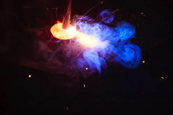 火花や煙で金属を溶接する — ストック写真
