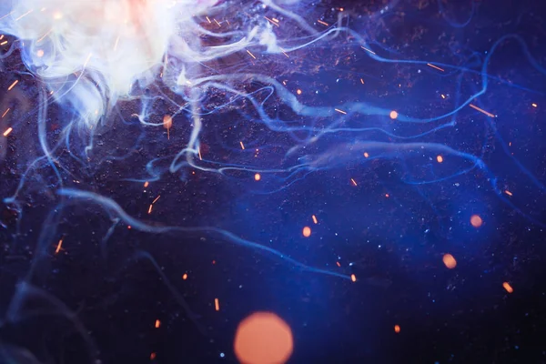 Kaynak metali kıvılcımlar ve dumanlar 