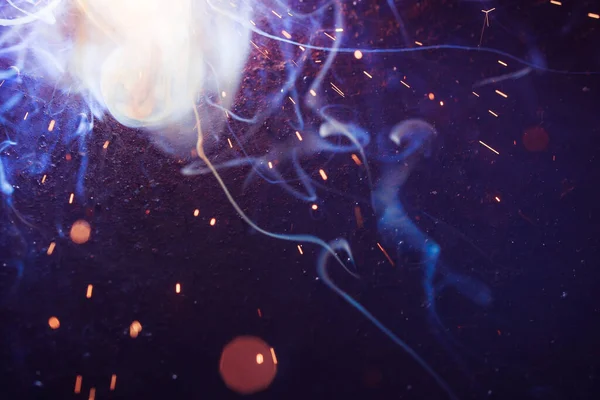 Kaynak metali kıvılcımlar ve dumanlar 