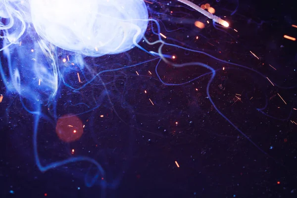 Kaynak metali kıvılcımlar ve dumanlar 