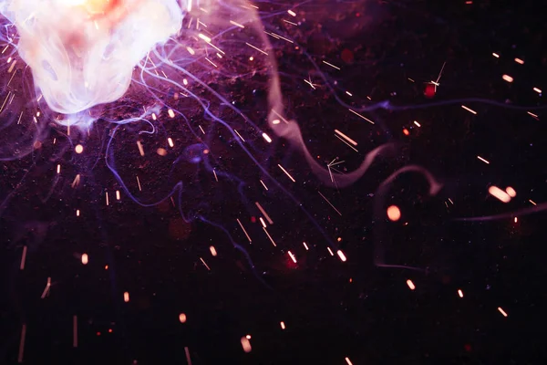 Kaynak metali kıvılcımlar ve dumanlar 