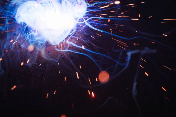 Kaynak metali kıvılcımlar ve dumanlar 