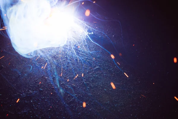 Kaynak metali kıvılcımlar ve dumanlar 