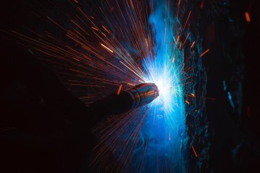 Kaynak metali kıvılcımlar ve dumanlar 