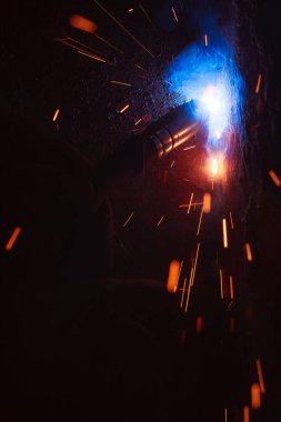 Kaynak metali kıvılcımlar ve dumanlar 