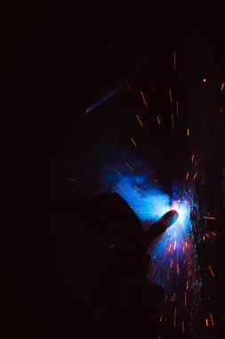 Kaynak metali kıvılcımlar ve dumanlar 
