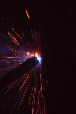 Kaynak metali kıvılcımlar ve dumanlar 