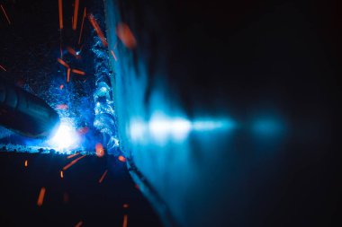 Kaynak metali kıvılcımlar ve dumanlar 