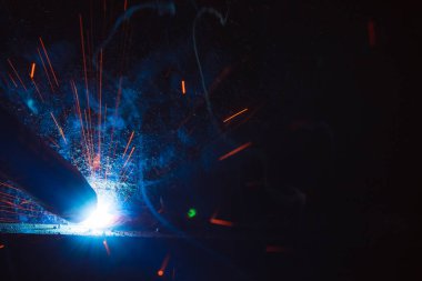 Kaynak metali kıvılcımlar ve dumanlar 