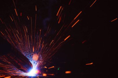 Kaynak metali kıvılcımlar ve dumanlar 