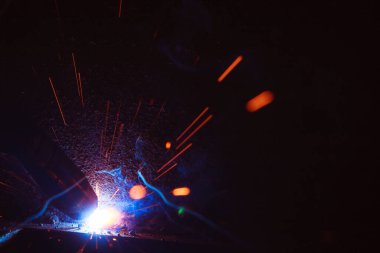 Kaynak metali kıvılcımlar ve dumanlar 