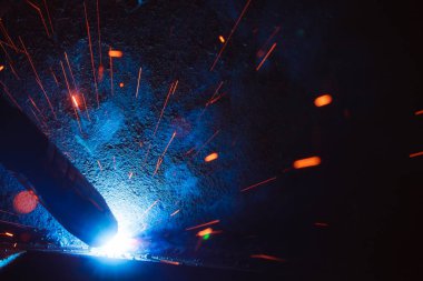 Kaynak metali kıvılcımlar ve dumanlar 