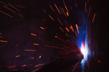 Kaynak metali kıvılcımlar ve dumanlar 