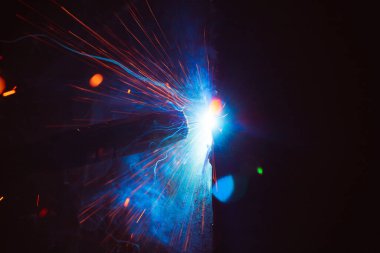 Kaynak metali kıvılcımlar ve dumanlar 