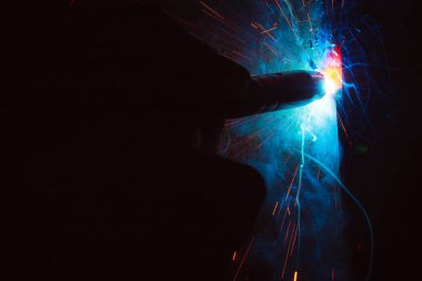 Kaynak metali kıvılcımlar ve dumanlar 