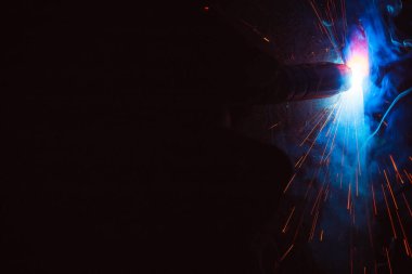 Kaynak metali kıvılcımlar ve dumanlar 