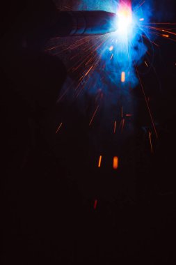 Kaynak metali kıvılcımlar ve dumanlar 