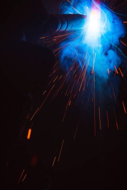 Kaynak metali kıvılcımlar ve dumanlar 