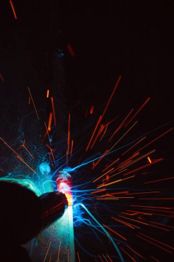 Kaynak metali kıvılcımlar ve dumanlar 
