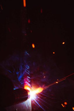 Kaynak metali kıvılcımlar ve dumanlar 