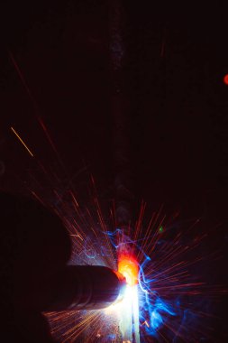 Kaynak metali kıvılcımlar ve dumanlar 