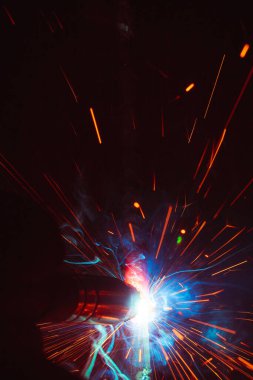 Kaynak metali kıvılcımlar ve dumanlar 