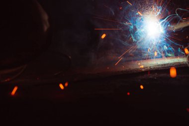 Kaynak metali kıvılcımlar ve dumanlar 