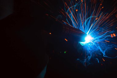 Kaynak metali kıvılcımlar ve dumanlar 