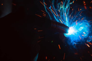 Kaynak metali kıvılcımlar ve dumanlar 