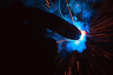 Kaynak metali kıvılcımlar ve dumanlar 