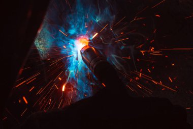 Kaynak metali kıvılcımlar ve dumanlar 