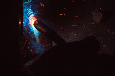 Kaynak metali kıvılcımlar ve dumanlar 