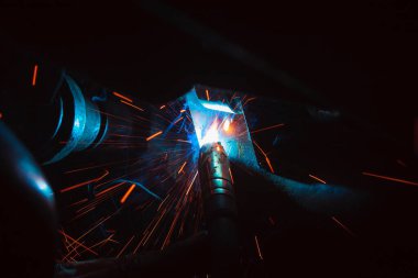 Kaynak metali kıvılcımlar ve dumanlar 