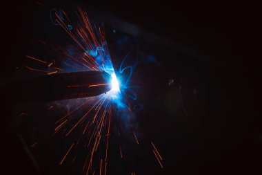 Kaynak metali kıvılcımlar ve dumanlar 