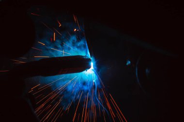 Kaynak metali kıvılcımlar ve dumanlar 