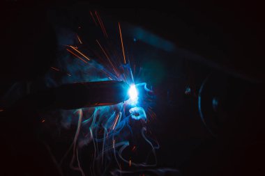 Kaynak metali kıvılcımlar ve dumanlar 