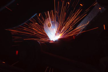 Kaynak metali kıvılcımlar ve dumanlar 