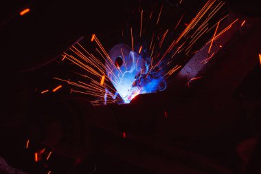 Kaynak metali kıvılcımlar ve dumanlar 
