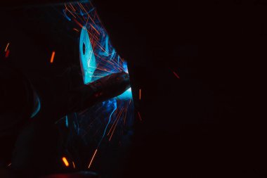 Kaynak metali kıvılcımlar ve dumanlar 