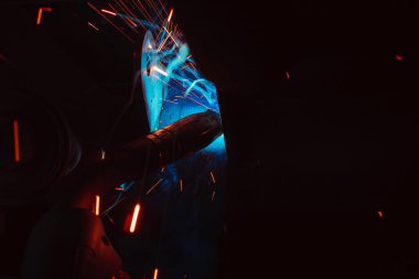 Kaynak metali kıvılcımlar ve dumanlar 