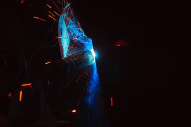 Kaynak metali kıvılcımlar ve dumanlar 