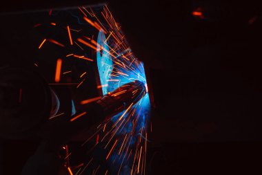 Kaynak metali kıvılcımlar ve dumanlar 