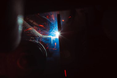 Kaynak metali kıvılcımlar ve dumanlar 