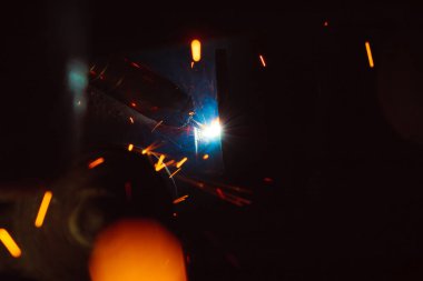 Kaynak metali kıvılcımlar ve dumanlar 