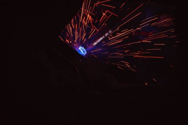 Kaynak metali kıvılcımlar ve dumanlar 