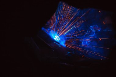 Kaynak metali kıvılcımlar ve dumanlar 