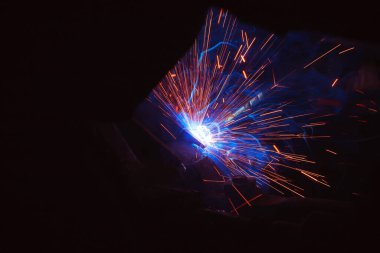 Kaynak metali kıvılcımlar ve dumanlar 