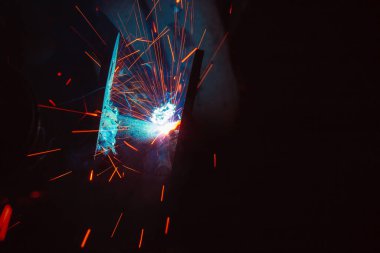 Kaynak metali kıvılcımlar ve dumanlar 