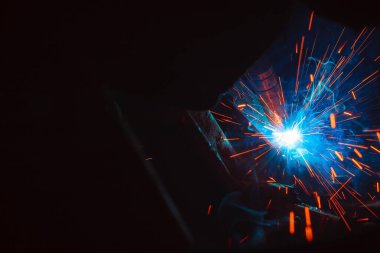 Kaynak metali kıvılcımlar ve dumanlar 