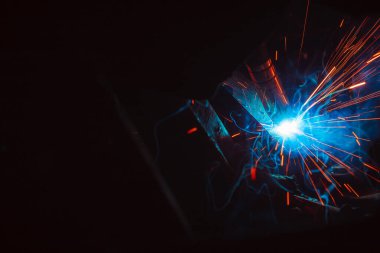 Kaynak metali kıvılcımlar ve dumanlar 